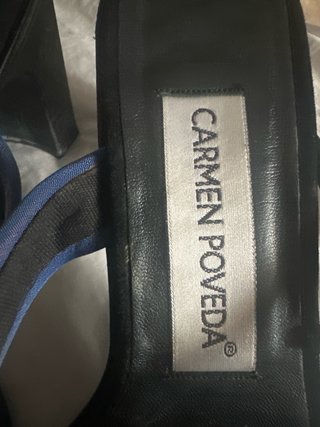 Zapatos de tacón Carmen Poveda negros y azules