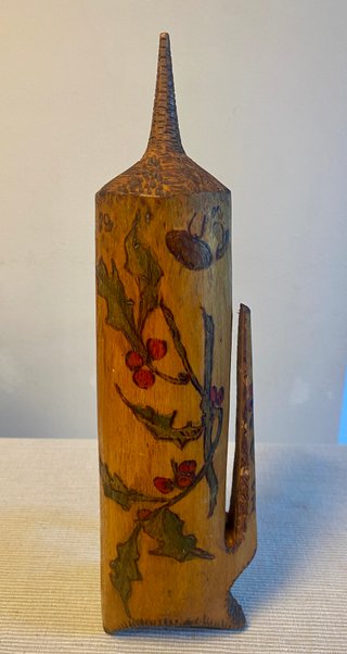 Colodra alemana antigua de madera policromada