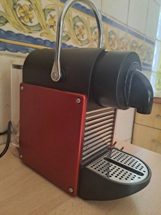Cafetera Nespresso DeLonghi Roja + 40 cápsulas