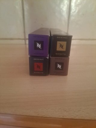 Cafetera Nespresso DeLonghi Roja + 40 cápsulas