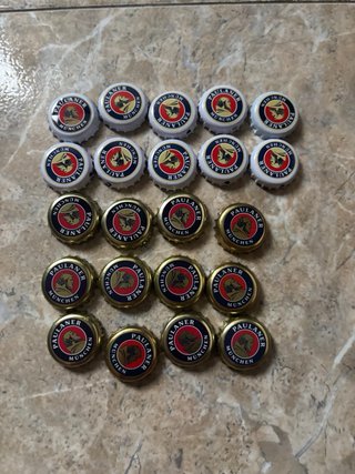 Collezione di lattine di birra Estrella Roja