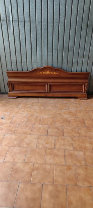 Cabecero de cama de madera tallada