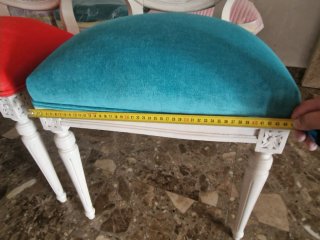 Sillas de madera con ratán y asiento de terciopelo