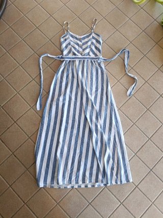Vestito lungo a righe azzurre e bianche
