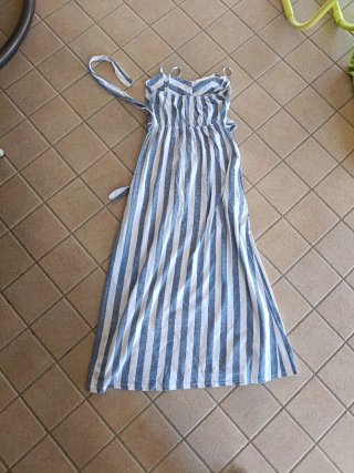 Vestito lungo a righe azzurre e bianche