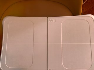 Wii Fit Plus y Wii Sports Resort con accesorios