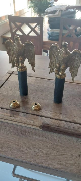 Águila de bronce decorativa