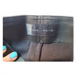 Pantalón negro acampanado tiro alto flare elegante