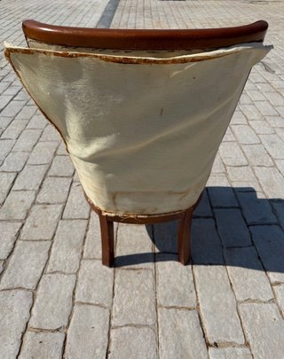 Butaca pequeña beige y madera, descalzador