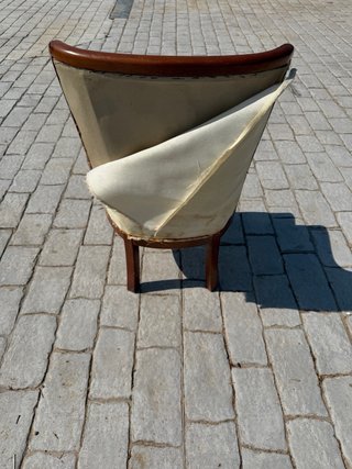 Butaca pequeña beige y madera, descalzador
