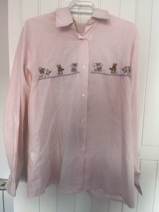 Camisa rosa con rayas y bordado de conejitos