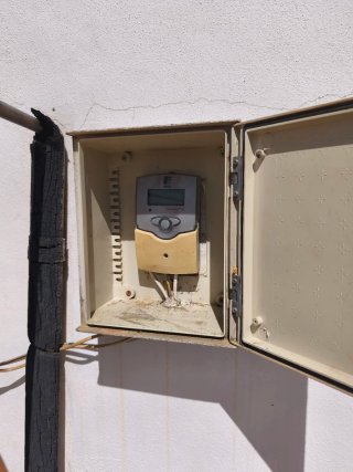 Placa solar con depósito, bomba y cuadro