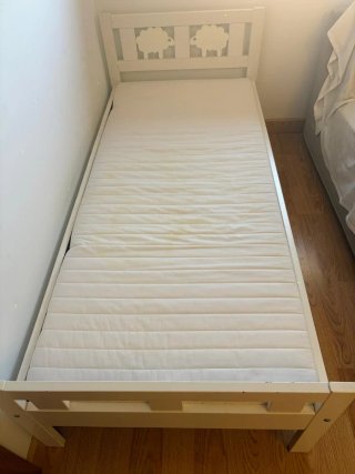 Cama infantil blanca con diseño de ovejas