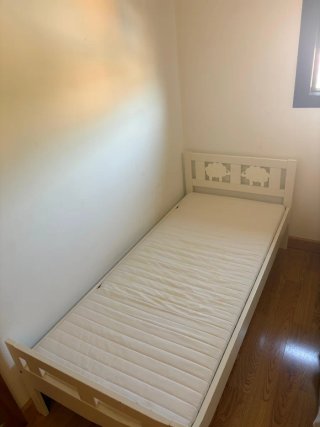 Cama infantil blanca con diseño de ovejas