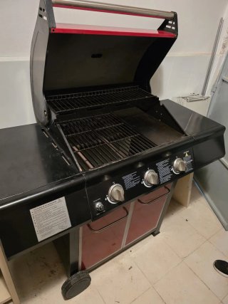 Barbacoa a gas negra y roja