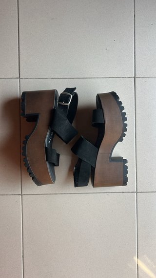 Sandalias negras plataforma tacón madera