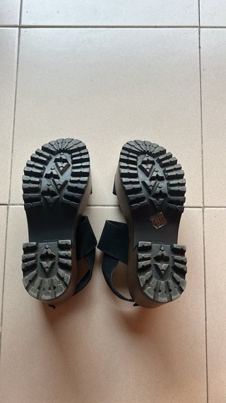 Sandalias negras plataforma tacón madera