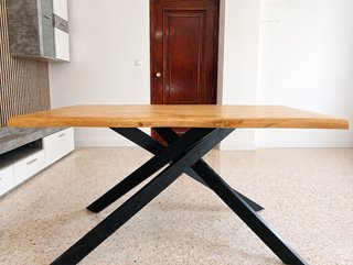 Mesa de madera clara con patas metálicas