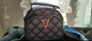 Bolso bandolera azul con detalles dorados