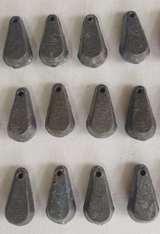 Lote 3. 30 plomos pesca lágrima/pera  74 gr aprox.
