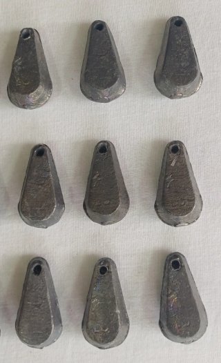 Lote 3. 30 plomos pesca lágrima/pera  74 gr aprox.