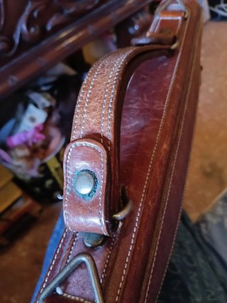 Cartera de piel estilo Loewe marrón.