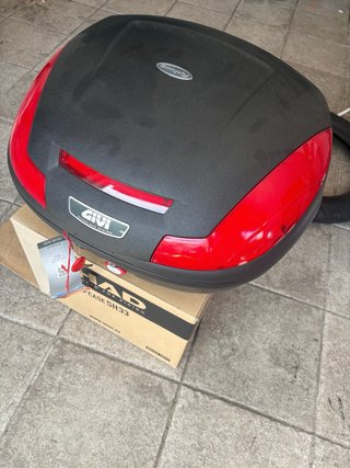 Baúl GIVI Negro y Rojo