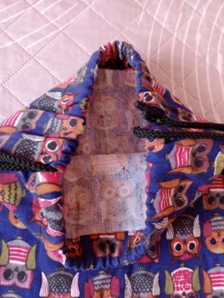 Mochila azul con estampado de búhos
