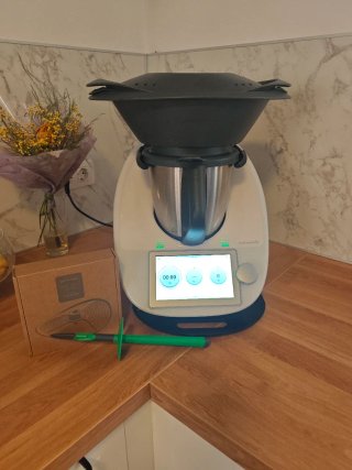 Thermomix TM6 con accesorio pelador
