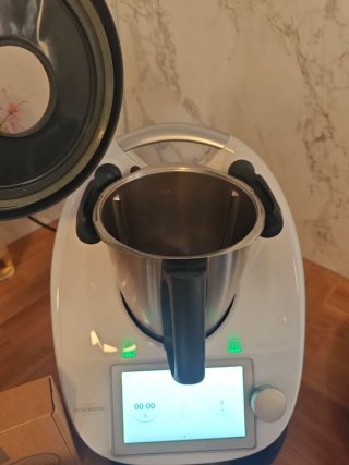 Thermomix TM6 con accesorio pelador