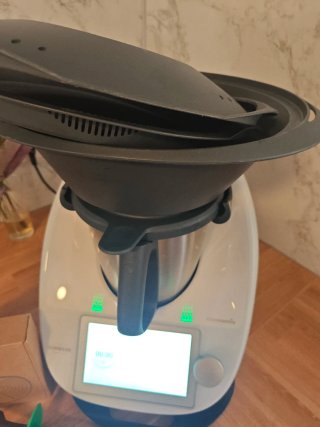 Thermomix TM6 con accesorio pelador