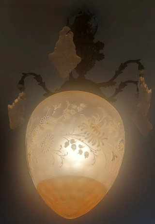 Lámpara de cristal antigua con lágrimas