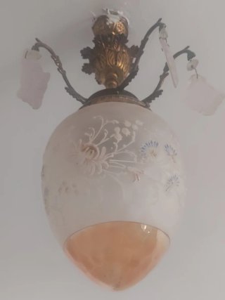 Lámpara de cristal antigua con lágrimas