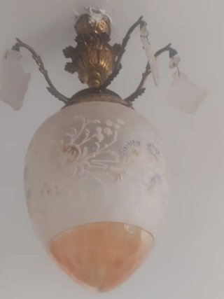 Lámpara de cristal antigua con lágrimas