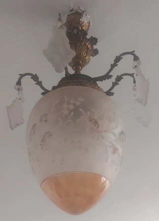 Lámpara de cristal antigua con lágrimas