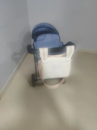 Carrito de muñecas azul