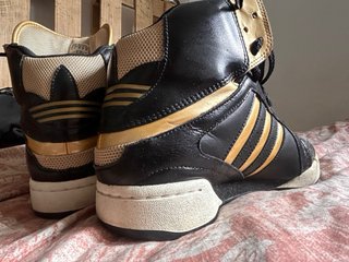 Zapatillas Adidas Negras y Doradas