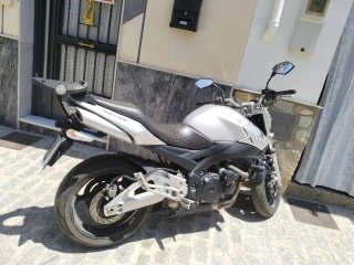 Suzuki Naked Negra/Plata