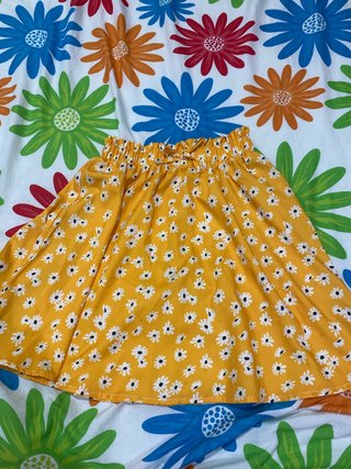 Falda amarilla con flores blancas