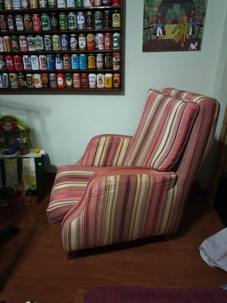 Sillón clásico de respaldo alto, comodo y robusto.