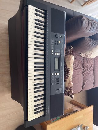 Teclado Yamaha seminuevo con patas