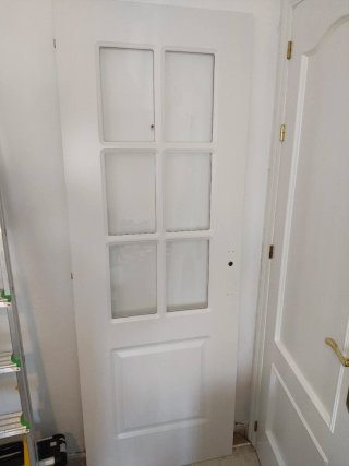 Puerta interior blanca con cristales