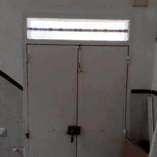 Puerta doble de hierro
