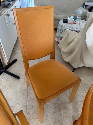 Mesa de madera abatible, junto con 3 sillas