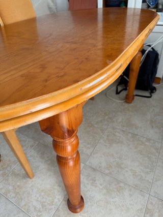Mesa de madera abatible, junto con 3 sillas