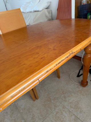 Mesa de madera abatible, junto con 3 sillas