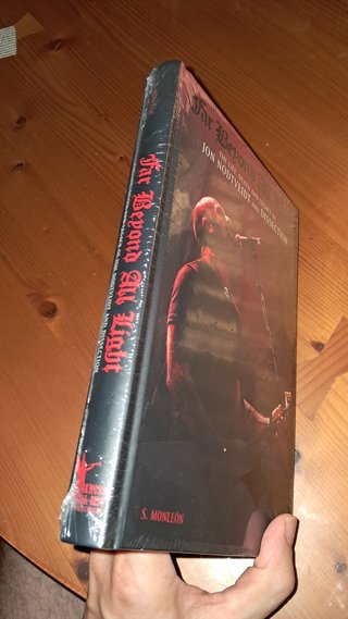 Libro "FAR BEYOND ALL LIGHT" precintado INGLÉS
