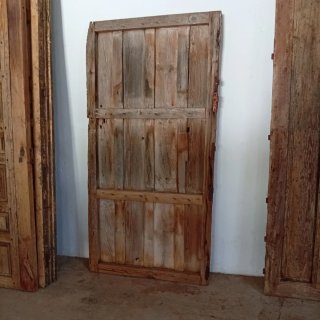 Puerta madera maciza antigua y clavos