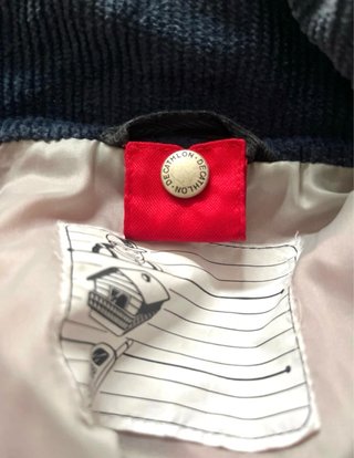 Chaqueta impermeable azul y roja