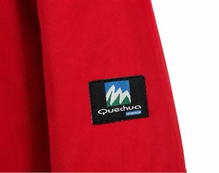Chaqueta impermeable azul y roja